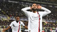Gelandang AC Milan, Ruben Loftus-Cheek, merayakan gol yang dicetaknya ke gawang Fiorentina dalam laga giornata 30 Serie A Liga Italia di Artemio Frachi, Minggu (31/3/2024) dini hari WIB. AC Milan menang 2-1 dalam pertandingan ini. (Alberto PIZZOLI / AFP)