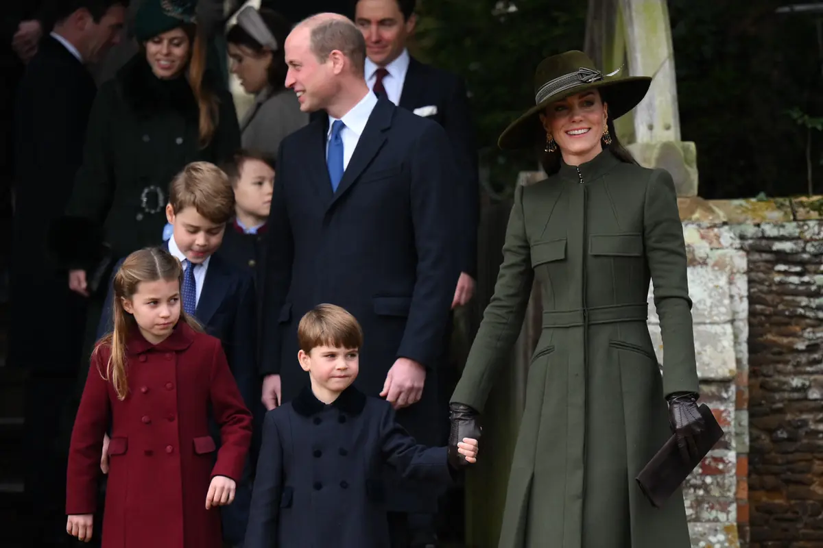 Gaya Kate Middleton Tampil Elegan Pakai Mantel Hijau di Hari Natal