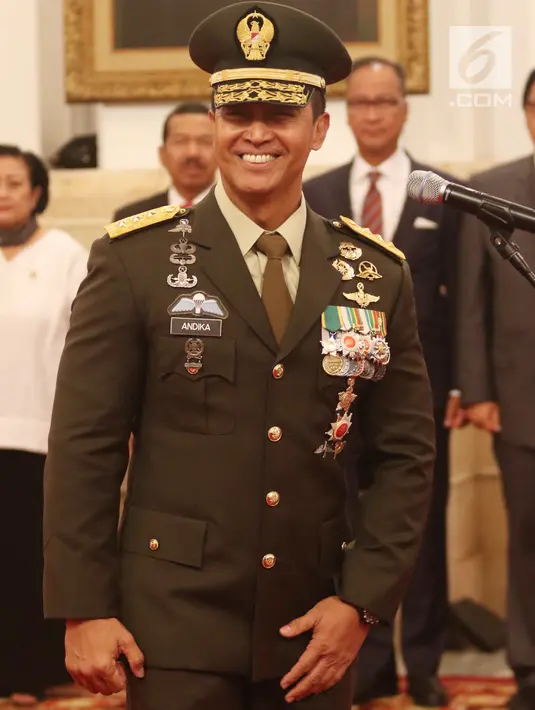 Letjen Andika Perkasa menghadiri pelantikan sebagai Kepala Staf TNI Angkatan Darat (KSAD) di Istana Kepresidenan, Jakarta, Kamis (22/11). Andika yang sebelumnya menjabat Pangkostrad menggantikan Jenderal TNI Mulyono. (Liputan6.com/Angga Yuniar)