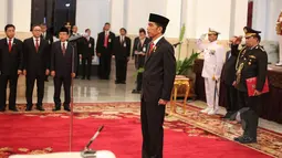 Presiden Joko Widodo (Jokowi) saat memimpin pelantikan Kapolri Jenderal Pol. Badrodin Haiti sebagai Kepala Polri di Istana Negara, Jakarta, Jumat (17/4/2015). (Liputan6.com/Faizal Fanani)