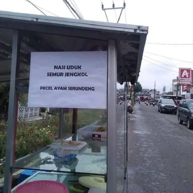 7 Iklan Spanduk Nyeleneh Sukses Bikin Tertawa Geli