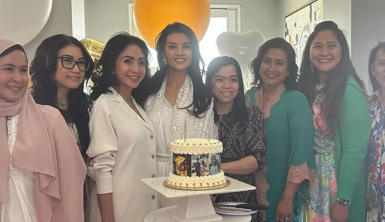 Chef asal Indonesia ini juga mengenakan anting-anting silver. Tampak ia pun berfoto dengan tamunya.  [@farahquinnofficial]