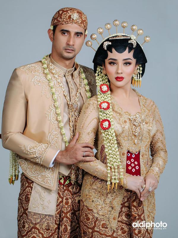Ali Syakieb dan Margin Wieheerm dalam Busana Adat Jawa (Sumber: Instagram/aldiphoto)