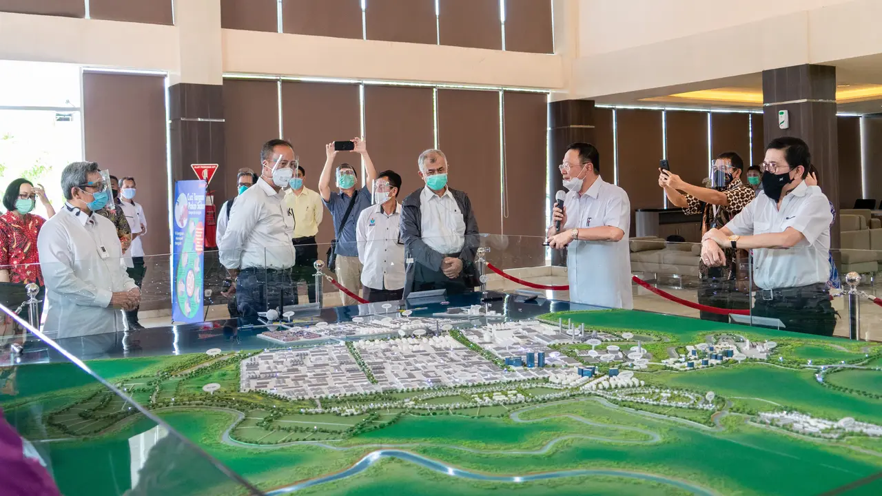 Menperin Agus Gumiwang Kartasasmita meninjau lokasi pembangunan smelter PT Freeport Indonesia di kawasan industri Java Integrated Industrial and Port Estate (JIIPE) Gresik, Jawa Timur.