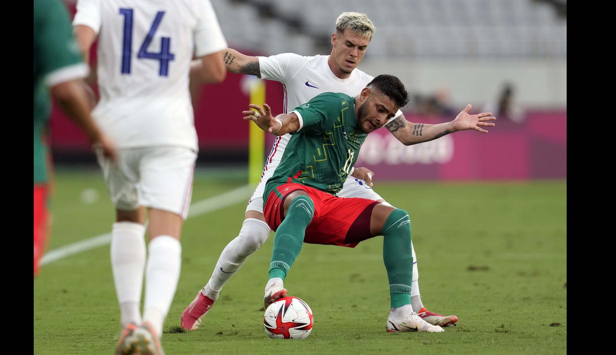 Alexis Vega (tengah) membuktikan kelasnya dengan menyumbangkan gol pertamanya bagi Meksiko. Bermain selama 83 menit, ia menjadi ancaman nyata bagi lini pertahanan Prancis dengan kecepatan dan umpan-umpannya yang akurat. (Foto: AP/Shuji Kajiyama)