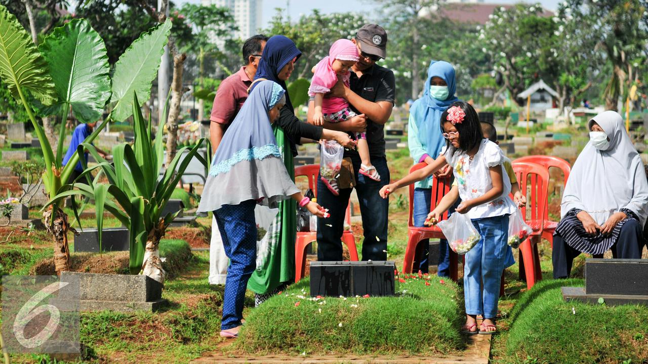 20160529- Warga Mulai Ziarah ke Makam Keluarga-Jakarta- Yoppy Renato
