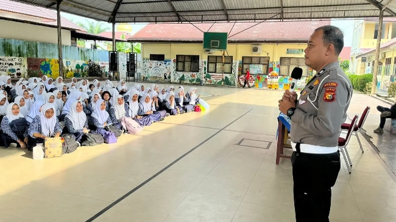 Ratusan siswa-siswi SMAN 1 Bangkinang, Kabupaten Kampar, mengikuti sosialisi pemilih pemula dalam pemilihan umum bersama Polres Kampar.