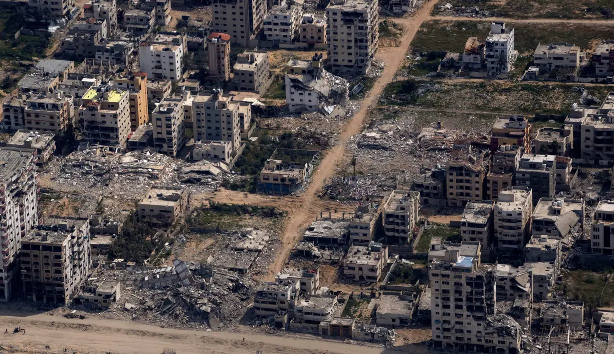 Bangunan-bangunan yang hancur terlihat dari jendela pesawat Angkatan Udara Amerika Serikat (AS) di Jalur Gaza, Kamis, 14 Maret 2024. (AP Photo/Leo Correa)