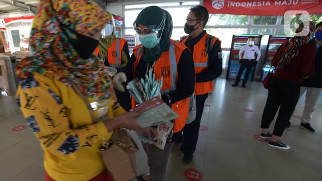 Pembagian Masker di Stasiun Tebet