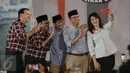 Pembawa acara Ira Koesno berfoto bersama kedua pasang Cagub dan Cawagub DKI Jakarta usai debat terakhir Pilgub DKI Jakarta 2017 di Hotel Bidakara, Jakarta, Rabu (12/4). (Liputan6.com/Faizal Fanani)