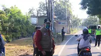 Petugas berjaga di titik check point PSBB di Kota Bekasi. (Liputan6.com/ Bam Sinulingga)