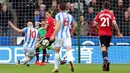 Gelandang Huddersfield, Aaron Mooy melakukan tendangan yang akhirnya berbuah gol saat pertandingan melawan Manchester United dalam Liga Inggris di stadion John Smith di Huddersfield (21/10). Huddersfield menang 2-1 atas MU. (Nigel French / PA via AP)