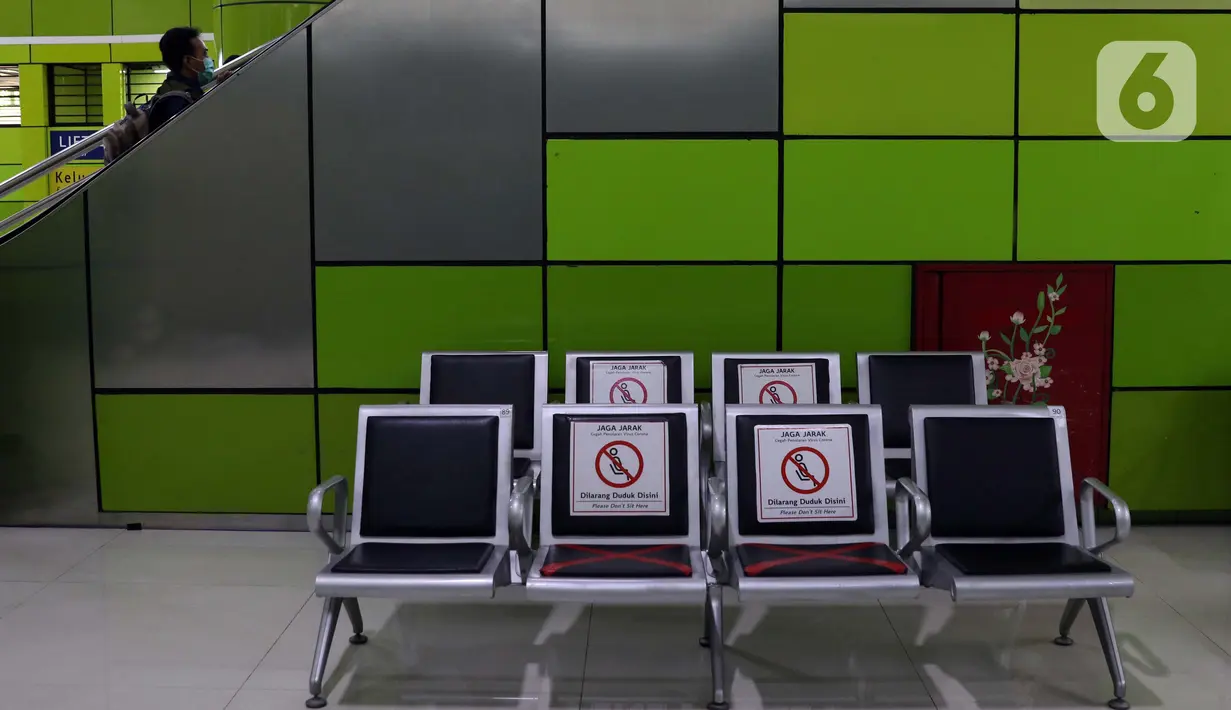 Calon penumpang Kereta Api Jarak Jauh menaiki eskalator di Stasiun Gambir, Jakarta, Rabu (16/12/2020). Selama Natal dan Tahun Baru 2020/2021 (18 Desember 2020 - 6 Januari 2021), PT Kereta Api Indonesia Daop 1 Jakarta mengoperasikan 47 KA jarak jauh setiap harinya. (Liputan6.com/Helmi Fithriansyah)