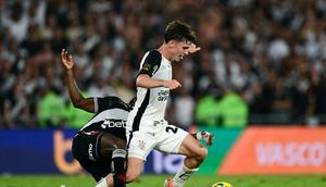 Breno Bidon (baju putih) diincar Manchester United (AFP)