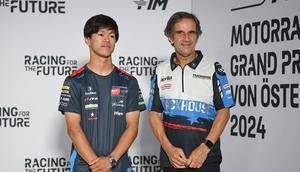 Ai Ogura bersama bos Trackhouse, Davide Brivio. (Jure Makovec / AFP)