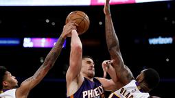  Pemain Los Angeles Lakers, Brandon Ingram (kiri) dan Tarik Black (kanan), berusaha menghentikan serangan pemain Phoenix Suns, Alex Len, dalam laga basket NBA di Staples Center, Los Angeles, Senin (7/11/2016) pagi WIB. (AP Photo/Alex Gallardo)