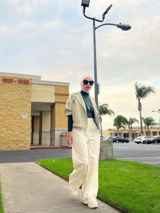 Menikmati cerahnya cuaca di Los Angeles, Zaskia jalan-jalan dalam balutan turtleneck top sebagai inner, outer, hijab dan loose pants. Gayanya disempurnakan dengan sneakers dan kacamata hitam. (Instagram/zaskiadyamecca).