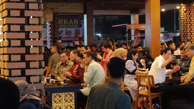 Momen Presiden Joko Widodo (Jokowi) Ngopi Bareng Sandiaga hingga Panglima TNI Usai Buka Jakarta Fair 2023.