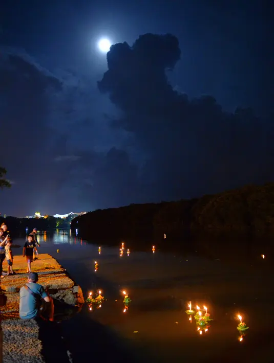 Sejumlah lentera air terlihat di sebuah sungai dalam Festival Loy Krathong di Bandar Seri Begawan, Brunei (31/10/2020).  Festival Loy Krathong, sebuah perayaan tradisional Thailand, tahun ini jatuh pada Sabtu (31/10). (Xinhua/Jeffrey Wong)