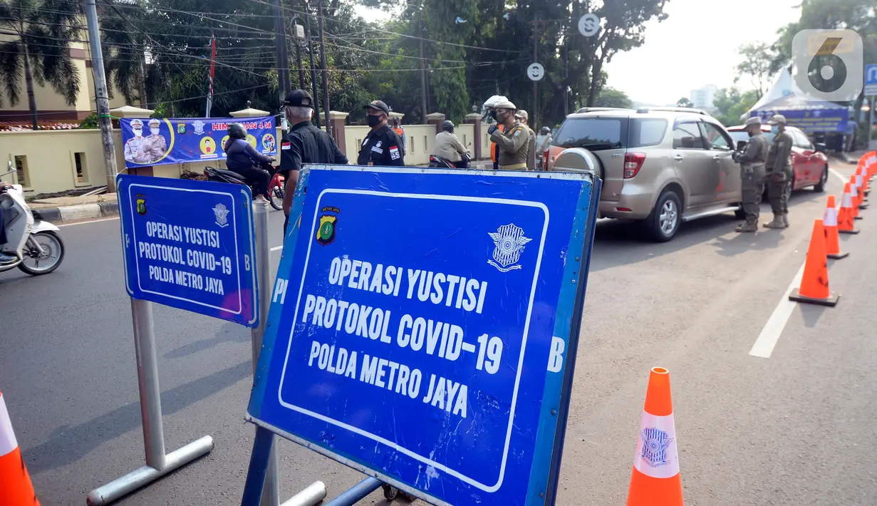 Suasana operasi yustisi protokol kesehatan untuk meningkatkan kesadaran dan kedisiplinan warga di Lebek Bulus, Jakarta, Senin (14/9/2020). Pemprov DKI memperketat kembali PSBB karena kasus Covid-19 mengalami peningkatan. (merdeka.com/Dwi Narwoko)