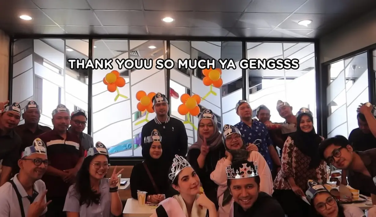 "Hari terindah di umur 10 tahun pernikahanku dan mas Emil..tiada angin tiada hujan tiba-tiba dikasih surprise dengan syarat mata ditutup dari berangkat di rumah!," tulis Arumi Bachsin. [Youtube/Arumi Bachsin]