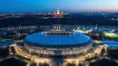 Pemandangan udara Luzhniki Stadium  dengan Sungai Moskow dan State University di Moskow, Senin (23/4). Berkapasitas mencapai 84.745, Luzhniki Stadium akan menjadi stadion pembukaan dan penutupan Piala Dunia 2018 Rusia. (AP Photo/Dmitry Serebryakov)