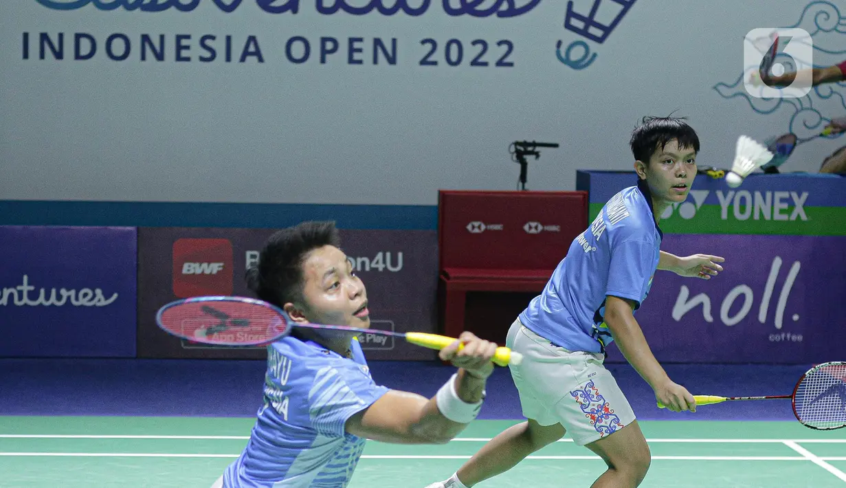 Pebulu tangkis ganda putri Indonesia Apriyani Rahayu (kanan) dan Siti Fadia Silva Ramadhanti mengembalikan kok ke arah ganda putri China Zhang Shu Xian/Zheng Yu pada babak 16 besar Indonesia Open 2022 di Istora Senayan, Jakarta Pusat, Kamis (16/6/2022). Apriyani/Fadia lolos ke babak perempat final lewat rubber game, 21-16, 16-21 dan 21-18. (Liputan6.com/Faizal Fanani)