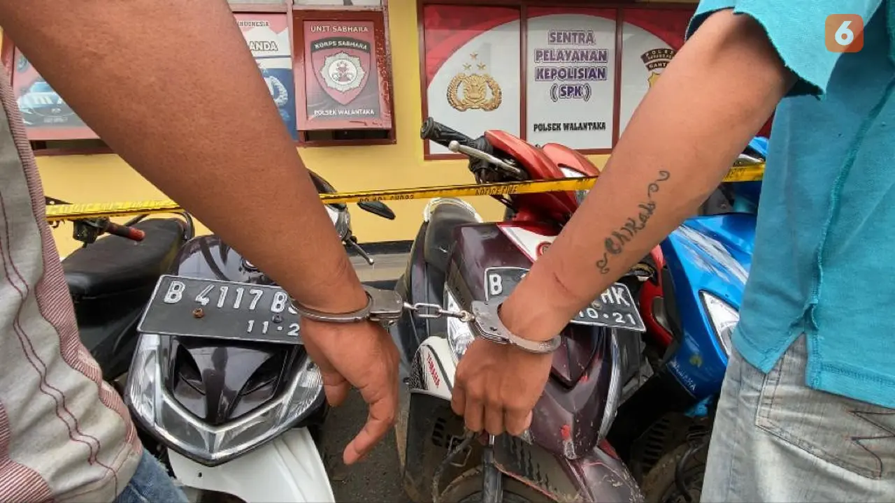 Pelaku Pencurian Sepeda Motor Tangannya Di Borgol. (Selasa, 19/07/2022). (Liputan6.com/Yandhi Deslatama).