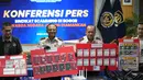 13 WNA Jepang tersebut terjaring operasi pengawasan keimigrasian. Tampak dalam foto, petugas Imigrasi menunjukkan barang bukti yang disita dari warga negara Jepang yang diduga terlibat dalam sindikat penipuan daring (online), di Bogor, Jawa Barat, Rabu 4 Maret 2026. (AP Photo/Achmad Ibrahim)