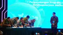 Direktur Eksekutif KNKS  Ventje Rahardjo (kanan) menyaksikan penandatanganan nota kesepahaman tentang Pengembangan Penyelenggaraan Jaminan Sosial Ketenagakerjaan Berbasis Syariah di Bappenas, Jakarta, Selasa (14/5). (Liputan6.com/Angga Yuniar)