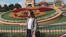 <p>Saat berada di Disney Land,&nbsp;Nandhira&nbsp;memilih mengenakan inner tshirt putih dipadukan blazer abu-abu sebagi luaran. Dikombinasikan pants hitam yang serasi dengan slingbagnya. Ia juga mengenakan sneakers putih. @nandiraraa</p>