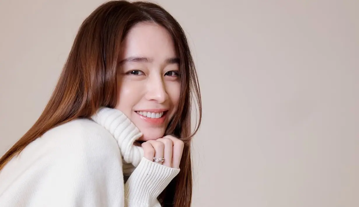 <p>"Saya berusaha keras menurunkan berat badan, namun seiring bertambahnya usia, lemak di wajah saya hilang begitu saja... .. Wow," ujarnya di kolom komentar unggahannya. (Foto: Instagram/ 216jung)</p>