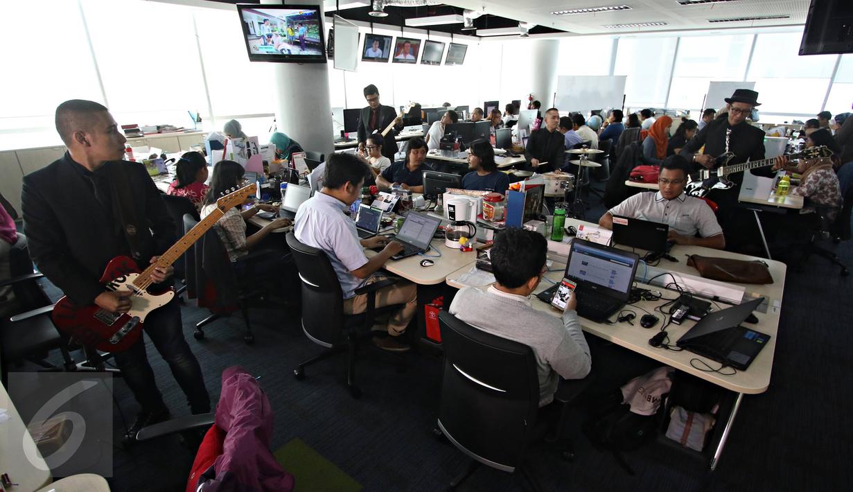 Grup band The Rain saat pembuatan video klip berjudul Penawar Letih di Kantor Liputan6.com, Jakarta, Rabu (6/1/2016). Lagu tersebut terinspirasi dari pengalaman The Rain selama merantau di Jakarta. (Liputan6.com/ Immanuel Antonius)