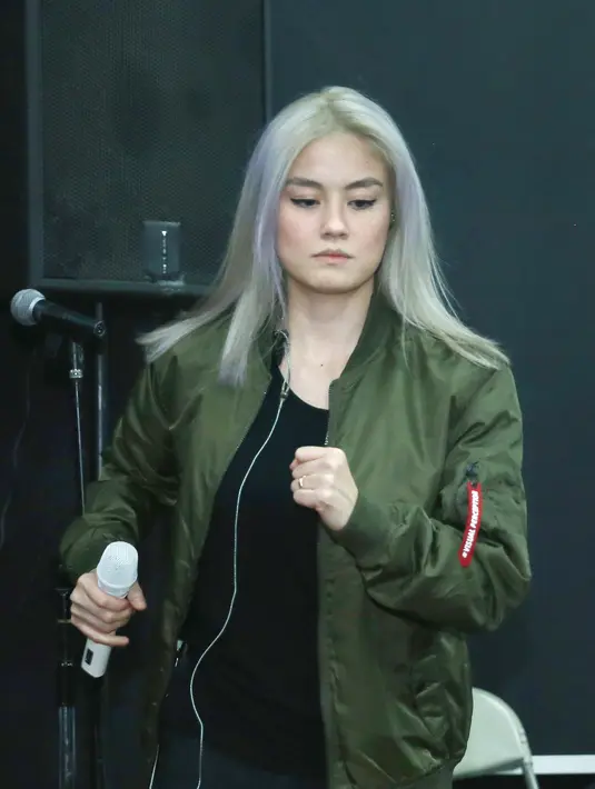 Menjadi tantangan tersendiri bagi penyanyi yang memiliki nama internasional Agnez Mo itu. Ia akan membawakan lagu yang band legenda Slank dan Koes Plus yang di aransemen ulang oleh Erwin Gutawa orcestra. (Galih W. Satria/Bintang.com)