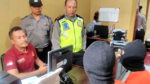 Kapolsek Kertek, AKP San Marino menginterogasi kedua pelaku pencurian sepeda motor milik polisi. (Foto: Liputan6.com/Muhamad Ridlo/Polres Wonosobo)
