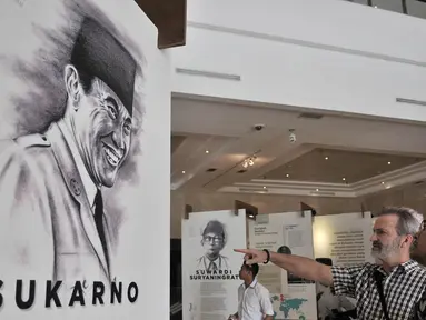 Pengunjung membaca salah satu surat karya Sukarno atau Bung Karno saat mengunjungi pameran Surat Pendiri Bangsa di Museum Nasional, Jakarta, Kamis (15/11). Pemeran ini menampilkan surat-surat karya delapan tokoh pendiri bangsa. (Merdeka.com/Iqbal Nugroho)