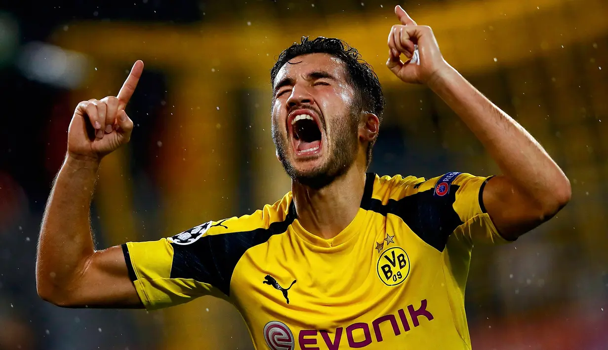 Gelandang Dortmund, Nuri Sahin melakukan selebrasi setelah mencetak gol ke gawang Legia Warszawa pada pertandingan Grup F Liga Champiosn di Signal Iduna Park, Jerman (23/11). Dortmund menang telak atas Legia dengan skor 8-4. (REUTERS/Wolfgang Rattay)