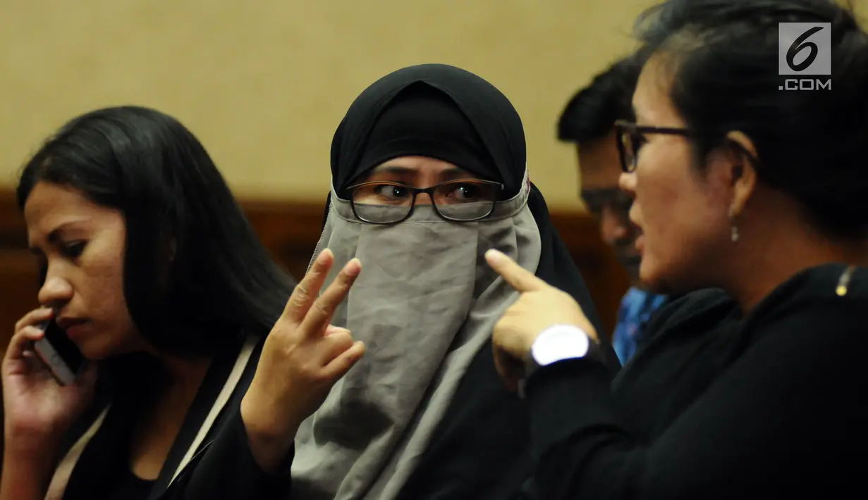 Yulianis (tengah) jelang bersaksi dalam sidang perkara korupsi pembangunan rumah sakit Universitas Udayana dan proyek Wisma Atlet, Sumsel dengan terdakwa Dudung Purwadi di Pengadilan Tipikor, Jakarta, Rabu (9/8). (Liputan6.com/Helmi Fithriansyah)