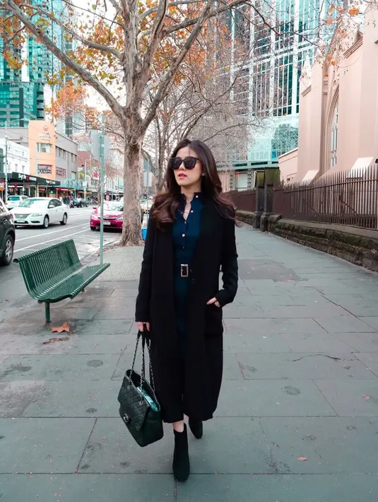 Gaya kekinian juga diperlihatkan Melisa Hartanto saat tampil dengan OOTD elegan dengan pakaian serba warna gelap. Gaya kerennya ini berhasil menuai pujian dari para netizen yang menyebutnya cantik menawan. (Liputan6.com/IG/@melisahart_)