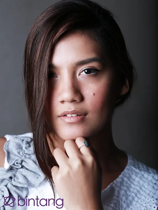 “Story teller! Karena kan bercerita lewat nada dan kata-kata. Sebenarnya kadang aku ngerasa malu kalau menyebut pendengar sebagai fans. Misalnya nih, kalau curhat di diary kan orang nggak ada yang ngelihat kan,” papar Monita. (Galih W. Satria/Bintang.com)