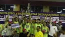 Keceriaan Tim SCTV Emtek usai merebut gelar juara Invitasi Bola Basket Antarmedia Nasional (IBBAMNAS) 2016, Jakarta, Sabtu (16/4). SCTV menang 35-31 atas Kompas TV pada laga final. (Liputan6.com/Herman Zakharia)