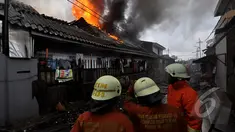 Pemukiman penduduk di belakang Bioskop Grand Senen, Jakarta Pusat mengalami kebakaran , Jakarta, Senin(19/1/2015).  (Liputan6.com/Miftahul Hayat)