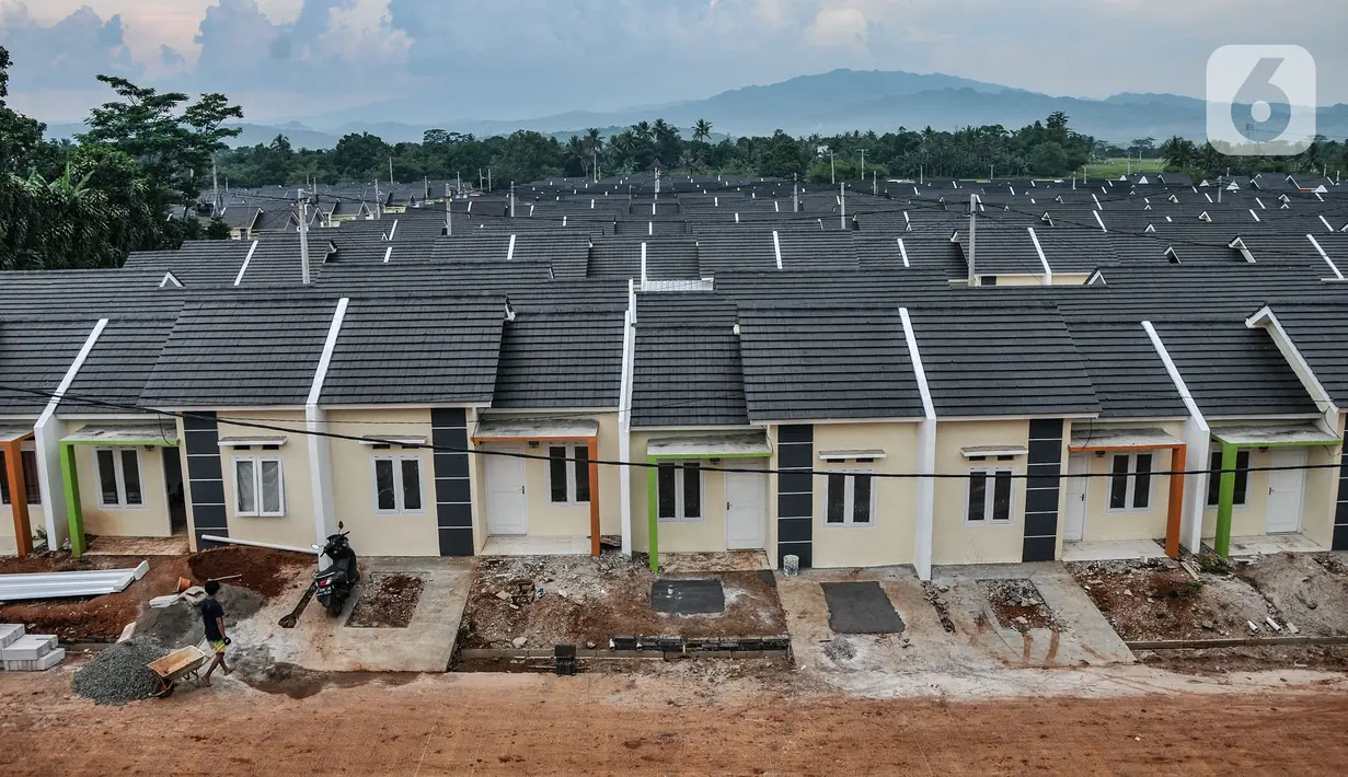 Suasana perumahan subsidi di kawasan Klapanunggal, Kabupaten Bogor, Jawa Barat, Rabu (16/6/2021). Bantuan pembiayaan perumahan subsidi sebagai upaya memenuhi kebutuhan hunian layak terutama bagi masyarakat berpenghasilan rendah (MBR). (merdeka.com/Iqbal S. Nugroho)