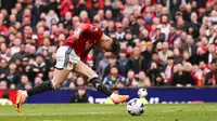 Pemain Manchester United, Antony, mencetak gol ke gawang Burnley pada laga pekan ke-35 Liga Inggris di Stadion Old Trafford, Minggu (28/4/2024). (AFP/Oli Scarff)