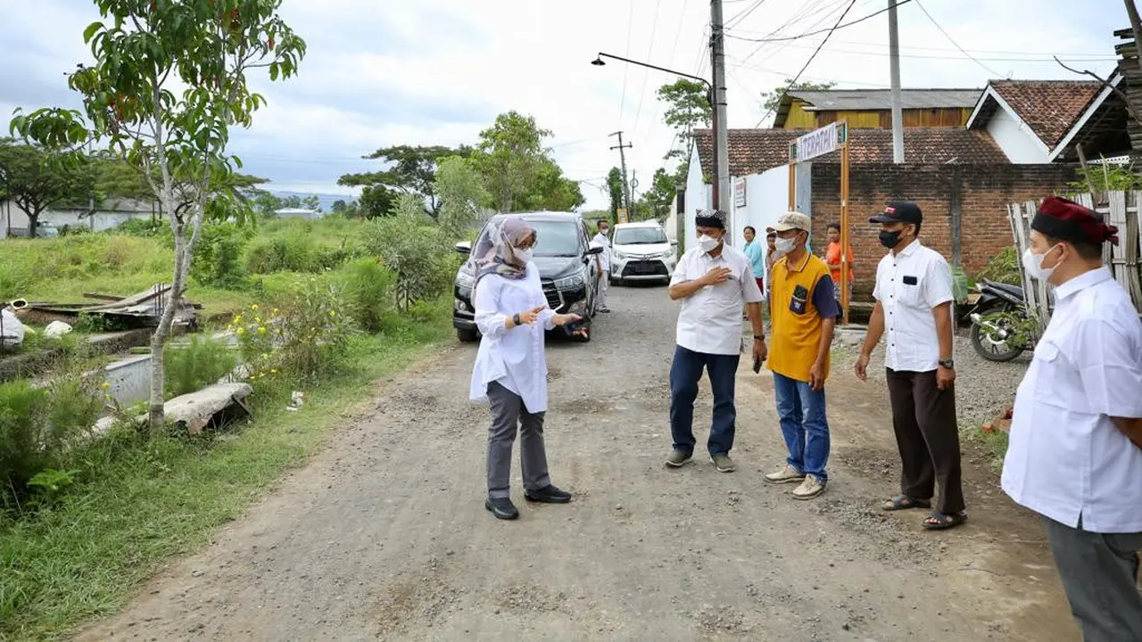 Bupati Ipuk Minta Dinas Percepat Pembangunan dan Perbaikan 1.000 Titik Jalan