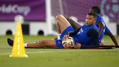 Timnas Prancis tengah berada dalam keyakinan yang tinggi untuk menjadi negara ketiga yang mampu mempertahankan trofi Piala Dunia, mengikuti jejak Italia dan Brasil. Kylian Mbappe dkk yang sukses juara pada edisi 2018, kini telah menjejakkan kaki di semifinal dan hanya membutuhkan dua laga lagi untuk menjuarai Piala Dunia 2022. Jelang laga semifinal menghadapi Maroko, Timnas Prancis, termasuk sang bintang Kylian Mbappe tampak santai menjalani sesi latihan, Senin (12/12/2022) di Jassim-bin-Hamad Stadium, Doha, Qatar. (AFP/Franck Fife)