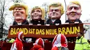 Sejumlah pemimpin dunia digambarkan dengan rambut berwarna kuning ikut dalam karnaval tradisional 'Rose Monday' di Dusseldorf, Jerman Barat, Senin (27/2). Karnaval 'Rose Monday' berisi sindiran satir para pemimpin dunia. (AFP PHOTO / Patrik STOLLARZ)
