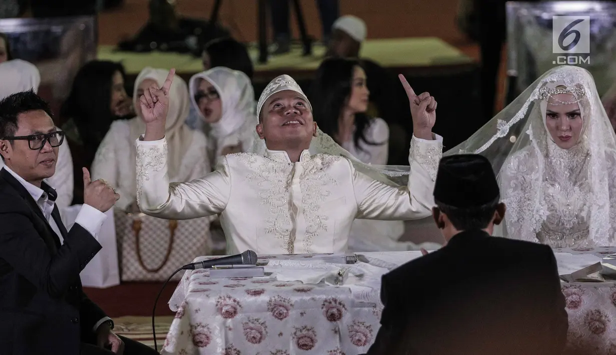 Ekspresi Vicky Prasetyo dan Angel Lelga saat menggelar akad nikah di Mesjid Istiqlal, Jakarta, Jumat (9/2). Kebahagiaan tecermin dari wajah pasangan ini setelah dinyatakan sah sebagai suami istri oleh para saksi. (Liputan6.com/Faizal Fanani)