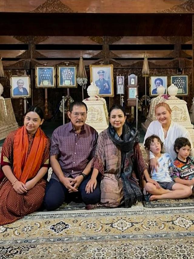 6 Potret Mayangsari dan Bambang Trihatmodjo Ziarah Makam Soeharto, Ajak Khirani