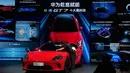 Pameran tahun ini diselenggarakan di China International Exhibition Center (Shunyi Hall) serta China Capital International Convention & Exhibition Center. Tampak dalam foto, seorang pekerja membersihkan model Huawei GT7 di atas panggung saat gelaran Beijing Auto Show 2026 atau Auto China 2026, Jumat 24 April 2026. (AP Photo/Andy Wong)
